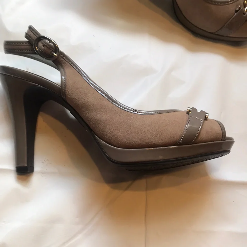 Anne Klein iFlex Taupe Peep-Toe platform Slingback Heels w:/AK sig Lion 8.5 NIB
